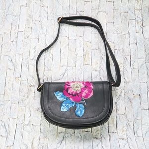 Black saddle embroidered bag